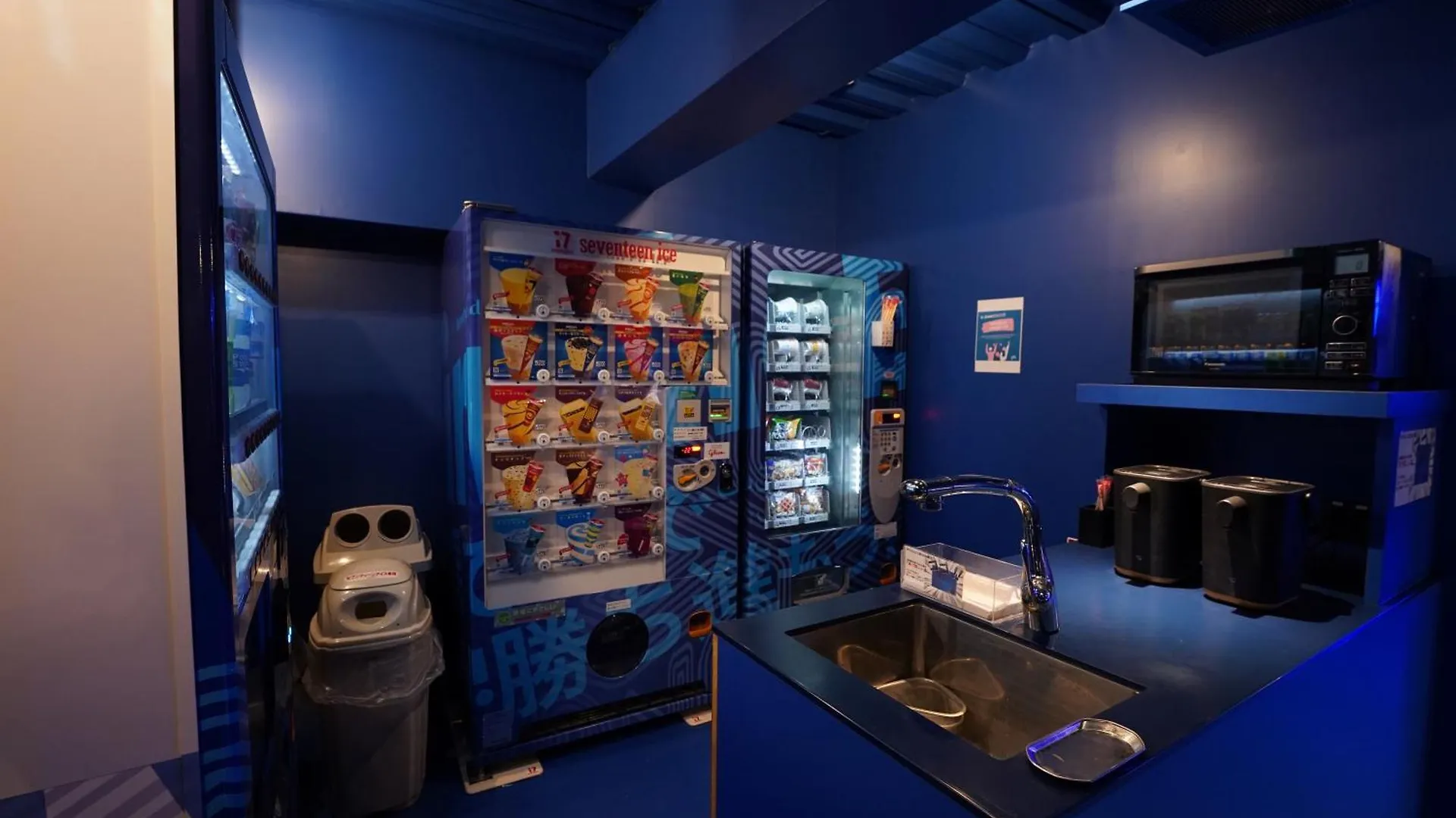Esports Hotel E-Zone 電脳空間 Osaka Hostel